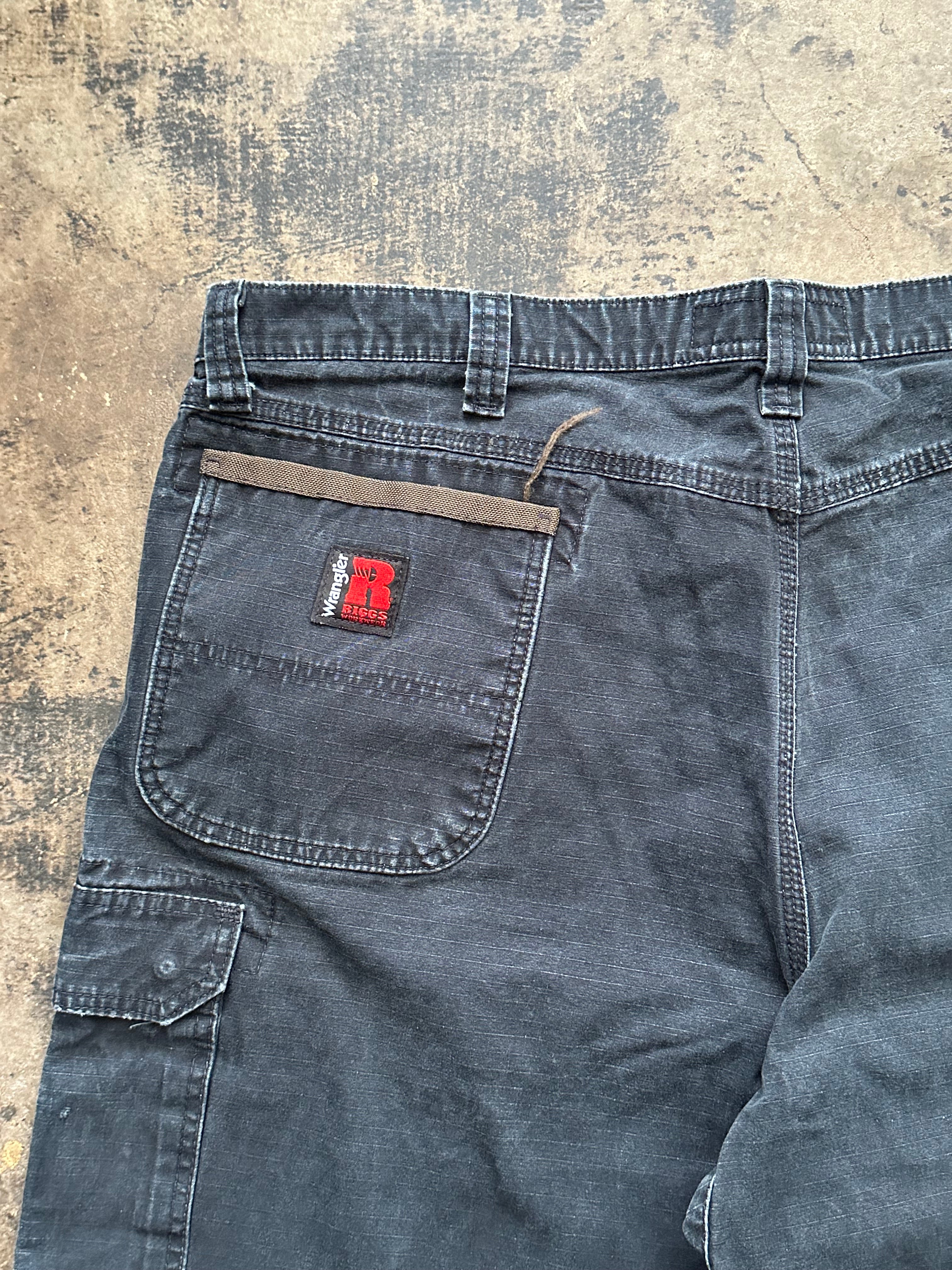 42x32 - Wrangler Riggs Black Cargo Workwear Pants