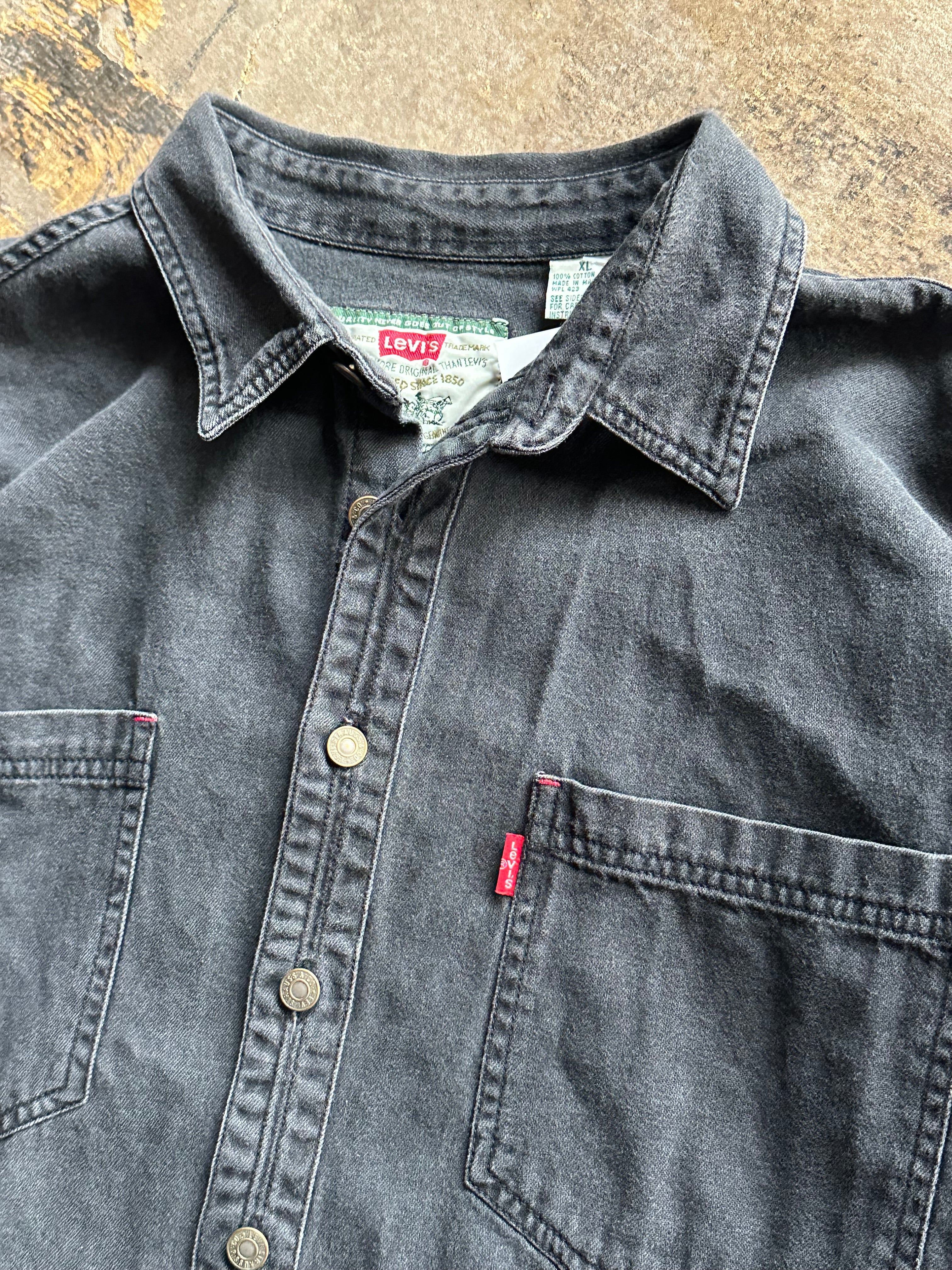 XL - Vintage Levi’s Black Denim Button-Up Shirt