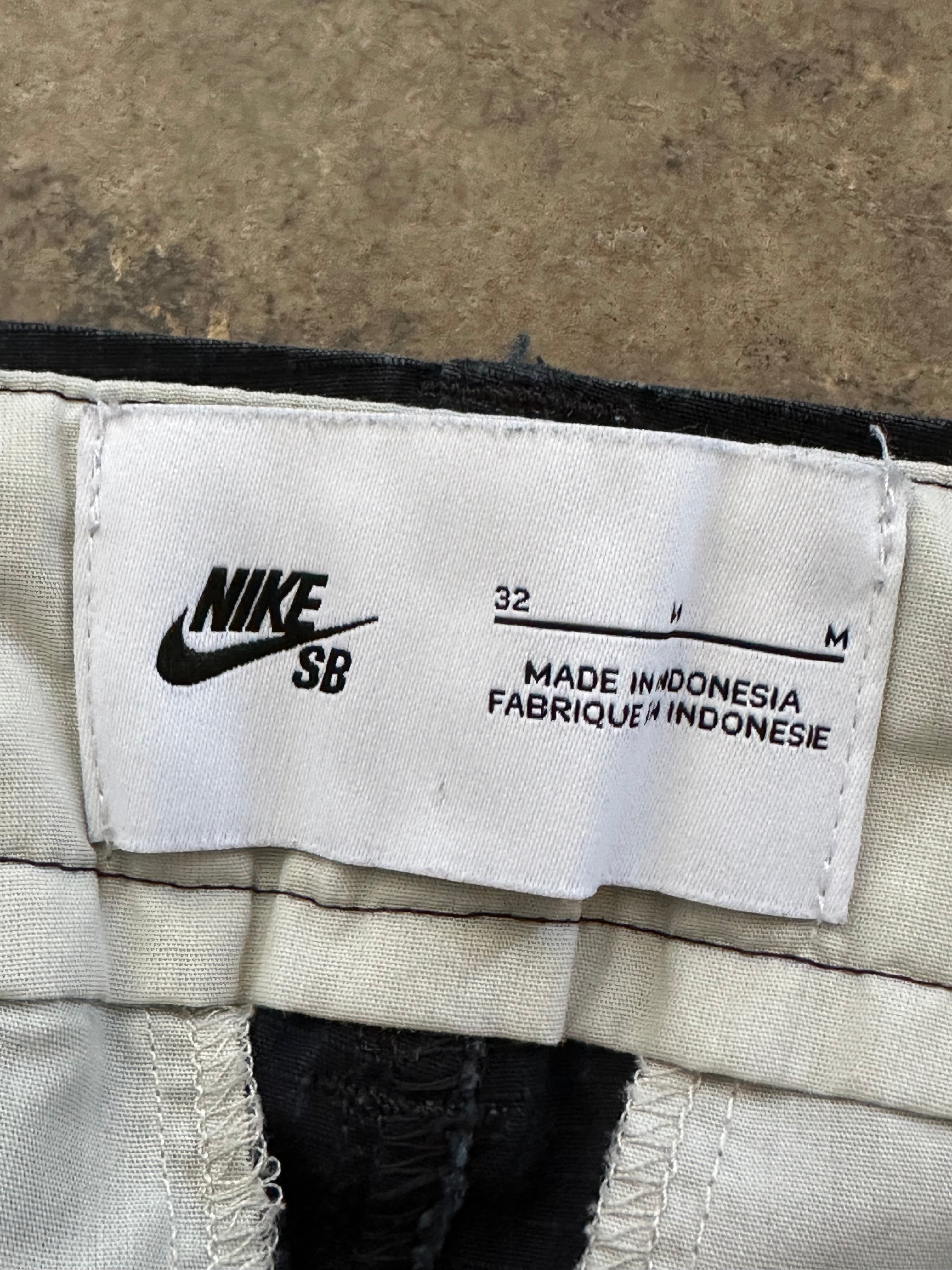 M - 32 - Nike SB Black Cargo Pants