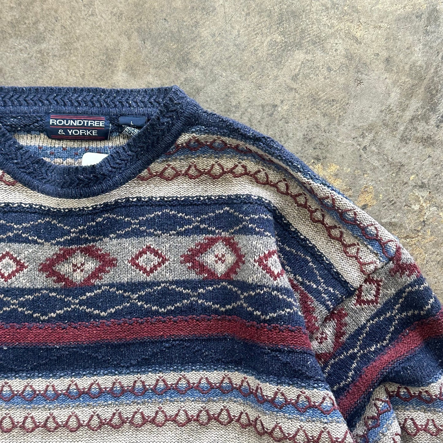 L - Round tree sweater